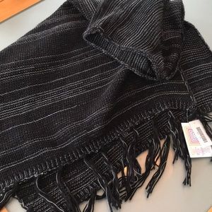NWT LuLaRoe Mimi poncho black and white
